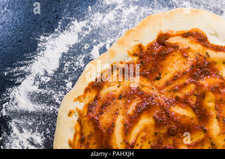 Pizza vorbereiten, in der Nähe der Pizza Teig mit Tomatensauce. Stockfoto