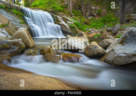 Lange Belichtung Carlon fällt Landschaft, dieser malerischen Wasserfall ist entlang eines Wanderweges in der Nähe der grossen Eiche Flachbild Eingang des Yosemite National Park. Stockfoto