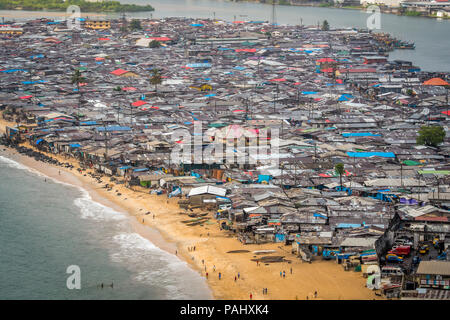 Eine erhöhte Ansicht der Slums und der Strand in der Stadt Monrovia, Liberia. Stockfoto