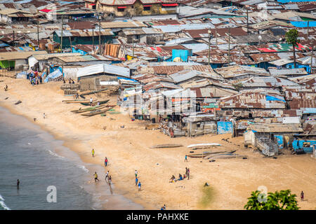 Einen erhöhten Blick auf die Dächer der West Point Slums der Stadt Monrovia, Liberia. Stockfoto