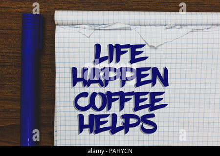 Schreiben Hinweis zeigen das Leben geschehen Kaffee hilft. Business Foto präsentiert haben, ein heißes Getränk bei Problemen probleme geschrieben weiß Notepad auf Grau Stockfoto