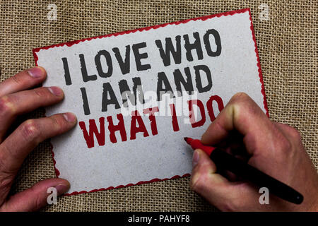 Wort schreiben text Liebe ich, wer ich bin und was ich tue. Business Konzept für hohen Self-schaft werden komfortabel mit ihrem Job auf Jute Boden der menschlichen Hand geschrieben Stockfoto