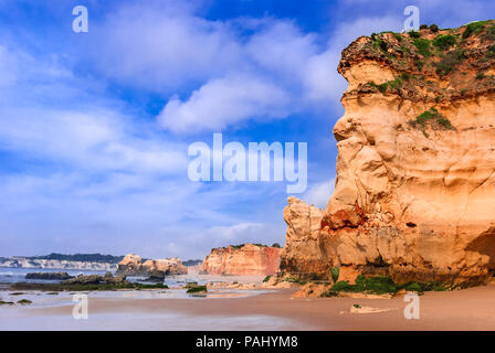 Algarve, Portugal - Praia da Rocha, fantastischer Sonnenaufgang am Atlantik, Portimao. Stockfoto