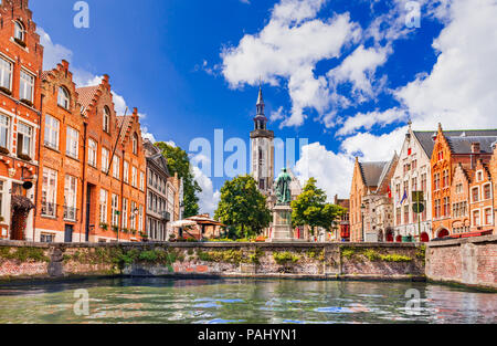 Brügge, Belgien. Malerische Stadtansicht von Brugge Kanal Spiegelrei mit schönen mittelalterlichen Häusern und Reflexionen, Flandern Stockfoto