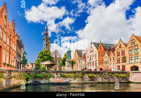 Brügge, Belgien. Malerische Stadtansicht von Brugge Kanal Spiegelrei mit schönen mittelalterlichen Häusern und Reflexionen, Flandern Stockfoto