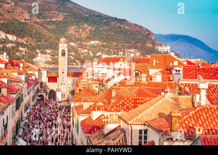 Dubrovnik, Kroatien. Goldene Abendlicht über Dächer der Altstadt von Ragusa, Stradum touristischen Bereich. Stockfoto