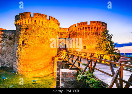 Belgrad, Serbien. Die Festung Kalemegdan in der Nacht, alte Singidunum. Stockfoto