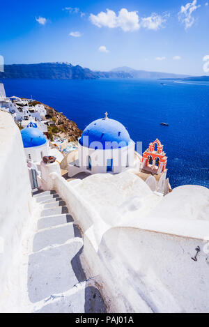 Oia, Santorini, Griechenland. Weißes Dorf mit gepflasterten engen Wege, berühmten Attraktion der griechischen Inseln, Thira. Stockfoto