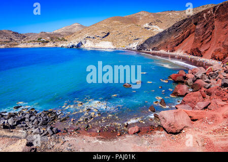 Santorini, Griechenland. Red Beach ist einer der schönsten und bekanntesten Strände der Insel Thira, Ägäis, Kykladen. Stockfoto