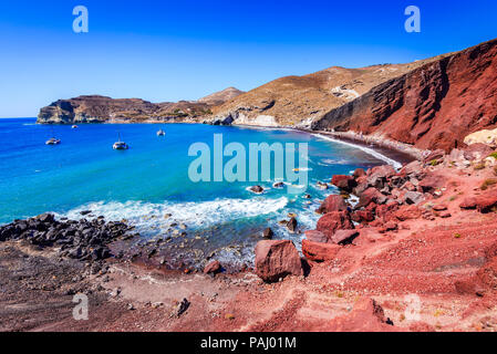 Santorini, Griechenland. Red Beach ist einer der schönsten und bekanntesten Strände der Insel Thira, Ägäis, Kykladen. Stockfoto