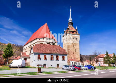 Saschiz, Rumänien - mittelalterliche Wehrkirche in Siebenbürgen, Sächsische reisen Anblick. Stockfoto