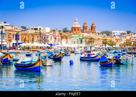 Malta. Traditionell gemusterte bunte Boote Luzzu im Hafen von Fischerdorf Marsaxlokk, Mittelmeer. Stockfoto