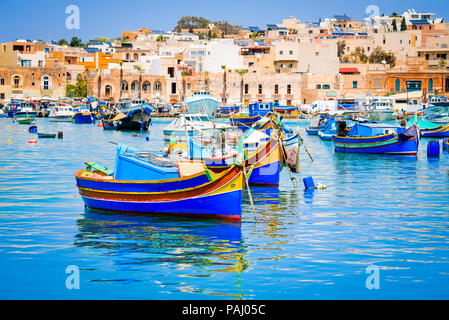 Malta. Traditionell gemusterte bunte Boote Luzzu im Hafen von Fischerdorf Marsaxlokk, Mittelmeer. Stockfoto