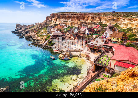 Malta, Il-Mellieha. Blick auf den berühmten Dorf Mellieha Bay an einem sonnigen Tag Stockfoto