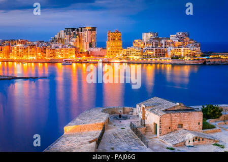 Malta Nachtansicht von Silema Marsamxmett Hafen und Stadt, Valletta. Stockfoto