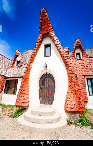 Das Tal der Feen (Castelul de Lut, Valea Zanelor), Siebenbürger Hobbit Burg erbaut von Ton und Sand in Rumänien, Siebenbürgen, Porumbacu de Stockfoto