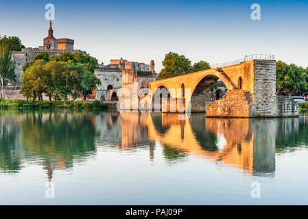 Avignon Brücke mit Päpste Palast und Rhone bei Sonnenaufgang, Pont Saint-Benezet, Provence, Frankreich. Stockfoto