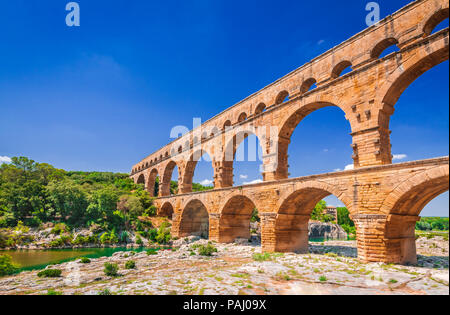 Pont du Gard dreistufige Aquädukt aus der Römerzeit auf den Fluss Gardon gebaut wurde. Provence Sommertag. Stockfoto