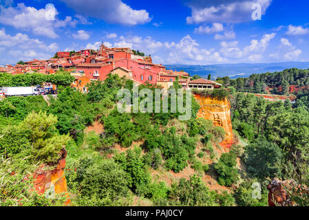 Roussillon, Vaucluse. Die rote hoch liegendes Dorf der Provence, Frankreich die schönsten Orte. Stockfoto