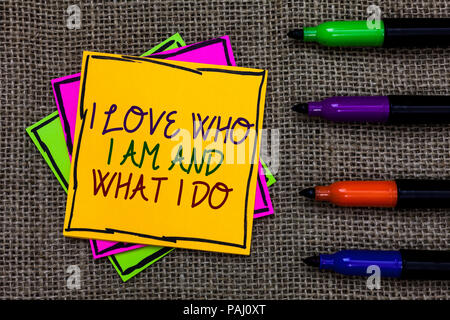 Text Zeichen angezeigt Ich Liebe, wer ich bin und was ich tue. Konzeptionelle Foto hohen Self-schaft mit ihren Job auf bunte Zettel geschrieben Komfortable Stockfoto