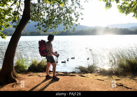 Frau gehen auf Exkursion und die Betrachtung der Sonnenuntergang Stockfoto