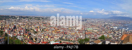 Neapel, Italien - 12 April 2014: Panorama von Neapel. Neapel ist die Hauptstadt der italienischen Region Kampanien und die drittgrößte Gemeinde in Italien. Stockfoto