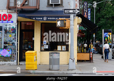 [Historische Schaufenster] Little Tong Noodle Shop, 177 1st Avenue, New York, New York, Außenansicht eines Yunnan Restaurants im East Village Stockfoto