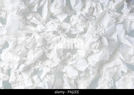 Viele verwendet geschraubt Papiertuch auf weißem Hintergrund Stockfoto