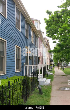 Ein Blick auf die bunten, koloniale Eigenschaften aus der Eidgenossenschaft Ära in der Great George Street, Charlottetown, PEI Stockfoto