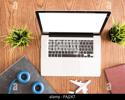 Geschäftsmann notebook Traveler Bild von oben vie, Bücher, Kopfhörer, Kanne Gras Stockfoto