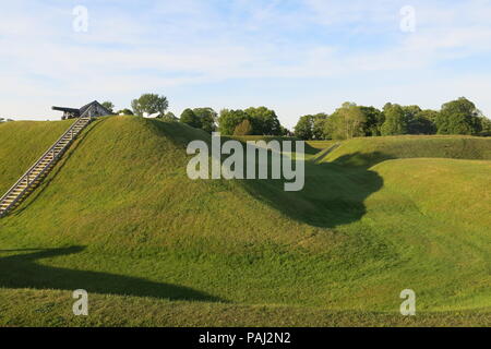 Das weitläufige Gelände am Fort Anne Historic Site sind frei mit interessanten Features eingeben um zu gehen, und am frühen Abend die Sonne genießen. Stockfoto