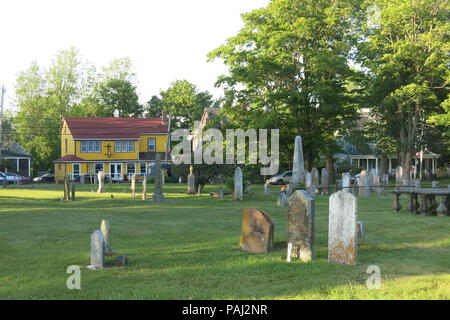 Das weitläufige Gelände am Fort Anne Historic Site sind frei mit interessanten Features eingeben um zu gehen, und am frühen Abend die Sonne genießen. Stockfoto