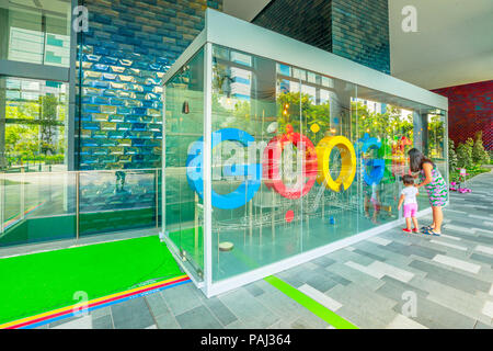 Singapur - Maggio 5, 2018: Google Zeichen in der Lobby des neuen Google Hauptquartier, mapletree Business City II in Singapur, Asien. Kleines Mädchen mit Mama zu lustigen Rad, Musik Glockenspiel. Stockfoto