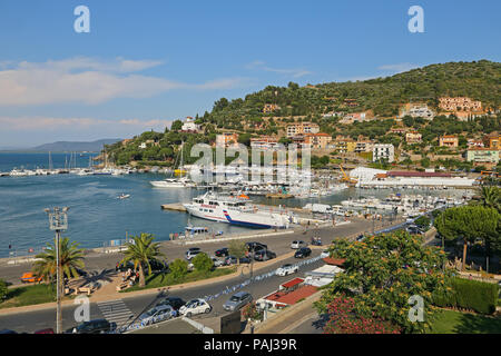 Die Insel Giglio, Italien - 18 JULI 2014: Boote im kleinen Hafen von Porto Santo Stefano, die Perle des Mittelmeers, Toskana - Italien Stockfoto