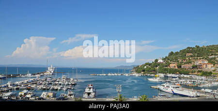 Die Insel Giglio, Italien - 18 JULI 2014: Boote im kleinen Hafen von Porto Santo Stefano, die Perle des Mittelmeers, Toskana - Italien Stockfoto