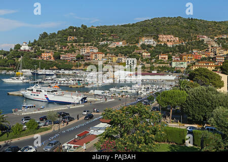 Die Insel Giglio, Italien - 18 JULI 2014: Boote im kleinen Hafen von Porto Santo Stefano, die Perle des Mittelmeers, Toskana - Italien Stockfoto