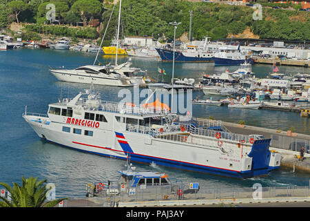 Die Insel Giglio, Italien - 18 JULI 2014: Boote im kleinen Hafen von Porto Santo Stefano, die Perle des Mittelmeers, Toskana - Italien Stockfoto