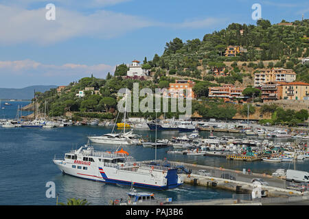 Die Insel Giglio, Italien - 18 JULI 2014: Boote im kleinen Hafen von Porto Santo Stefano, die Perle des Mittelmeers, Toskana - Italien Stockfoto