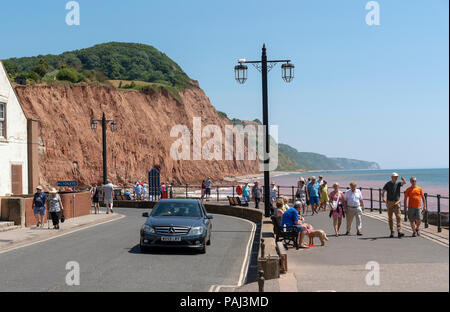 Sidmouth ein Badeort in der East Devon, England UK. Das Meer, den Strand und die Klippen von Salcombe Hügel im Osten der Stadt. Stockfoto