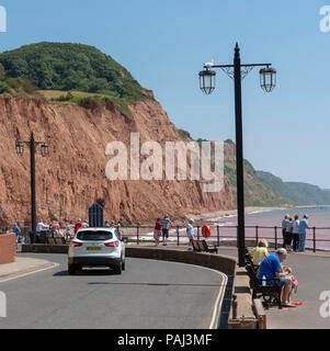 Sidmouth ein Badeort in der East Devon, England UK. Das Meer, den Strand und die Klippen von Salcombe Hügel im Osten der Stadt. Stockfoto