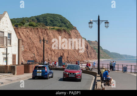 Sidmouth ein Badeort in der East Devon, England UK. Das Meer, den Strand und die Klippen von Salcombe Hügel im Osten der Stadt. Stockfoto
