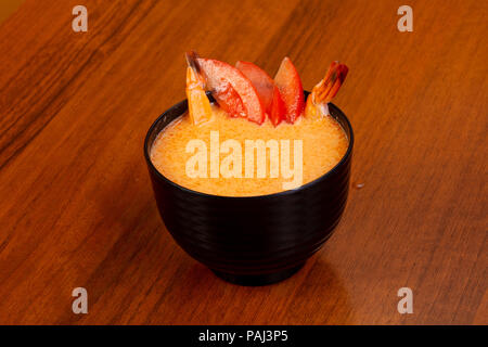 Thailändische Tom Yam Suppe mit Hähnchen Stockfoto