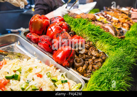 Outdoor Küche kulinarisches Frühstücksbuffet mit gesunden Weg Mahlzeit - gegrilltes Gemüse, Salate, Fleisch auf der Straße essen kulinarische Markt, Festival, event. Se Stockfoto