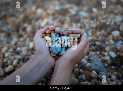 Loveheart Kieselsteine im eleganten Händen gehalten Stockfoto