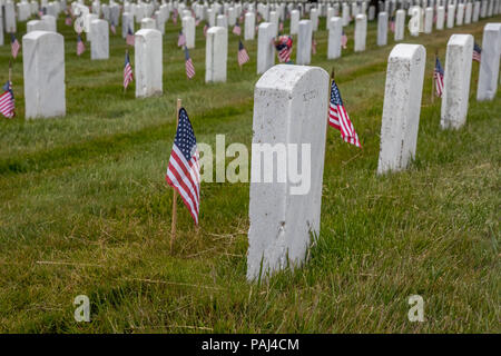 American Flag am Soldatenfriedhof Stockfoto