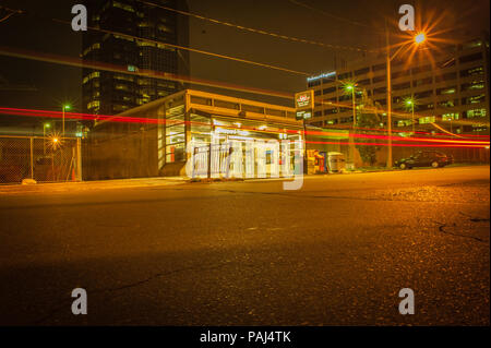 Bis spät in die Nacht lange Belichtung geschossen von Sheppard-Yonge Metro Station, Toronto. Stockfoto