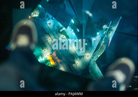 Ein Blick von der Glasboden der Aussichtsturm der CN-Tower, Toronto, Ontario. Stockfoto