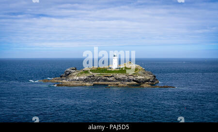 Godrevy Leuchtturm sitzen auf einer Insel in der Mitte des weiten blauen Ozean Stockfoto