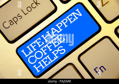 Schreiben Hinweis zeigen das Leben geschehen Kaffee hilft. Business Foto präsentiert haben, ein heißes Getränk, wenn Probleme Schwierigkeiten goldene Farbe computer Tastatur Stockfoto