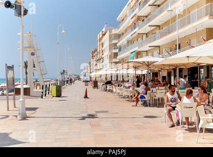 Guardamar del Segura, Spanien - 12. Juli 2018: Promenade mit Restaurants im Freien im beliebten Ferienort Guardamar del Segura. Costa Blanca, Stockfoto